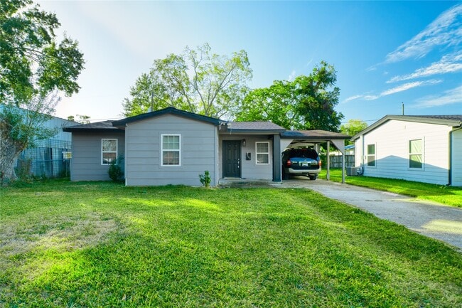 303 Park St in Baytown, TX - Building Photo - Building Photo