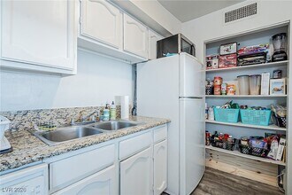 5168 Garden Ln in Las Vegas, NV - Building Photo - Building Photo