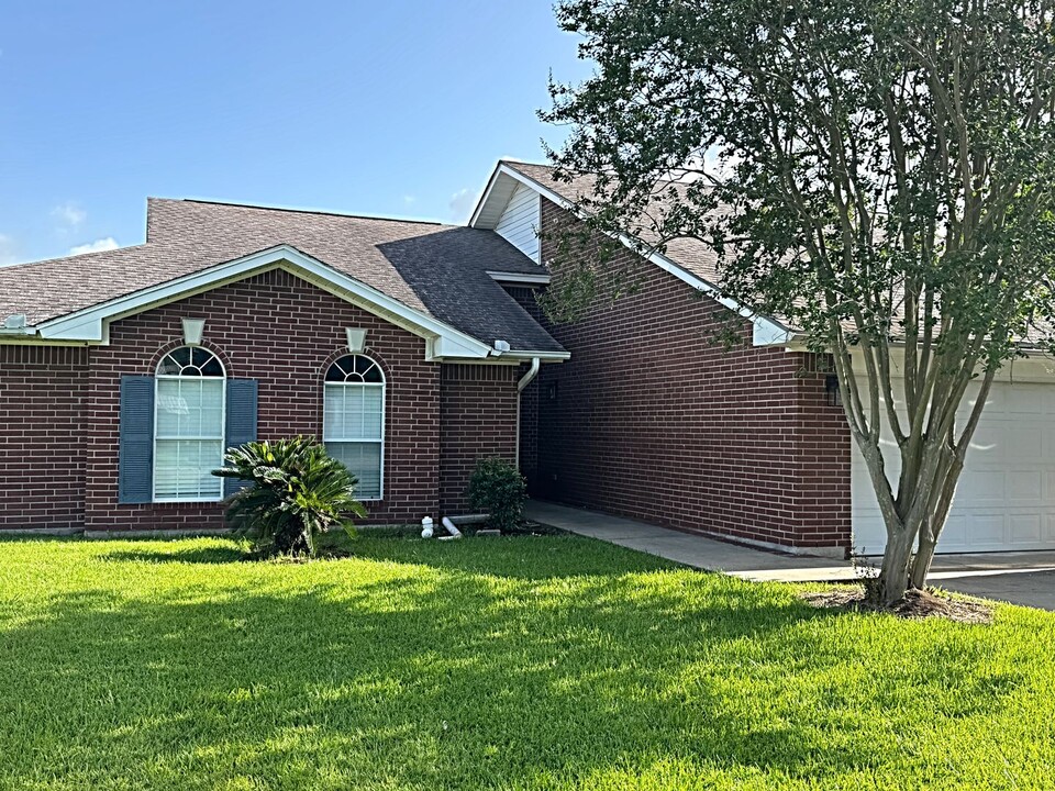 2312 Lisa Ln in West Orange, TX - Building Photo
