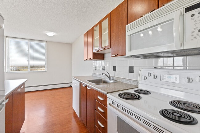 11147 Whyte Ave NW in Edmonton, AB - Building Photo - Building Photo