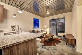 3550 Main St in Houston, TX - Foto de edificio - Building Photo