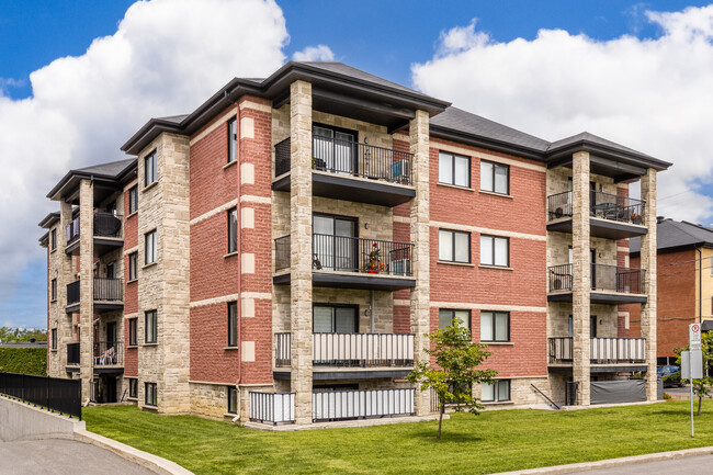 35 Bellerose Boul E in Laval, QC - Building Photo - Building Photo