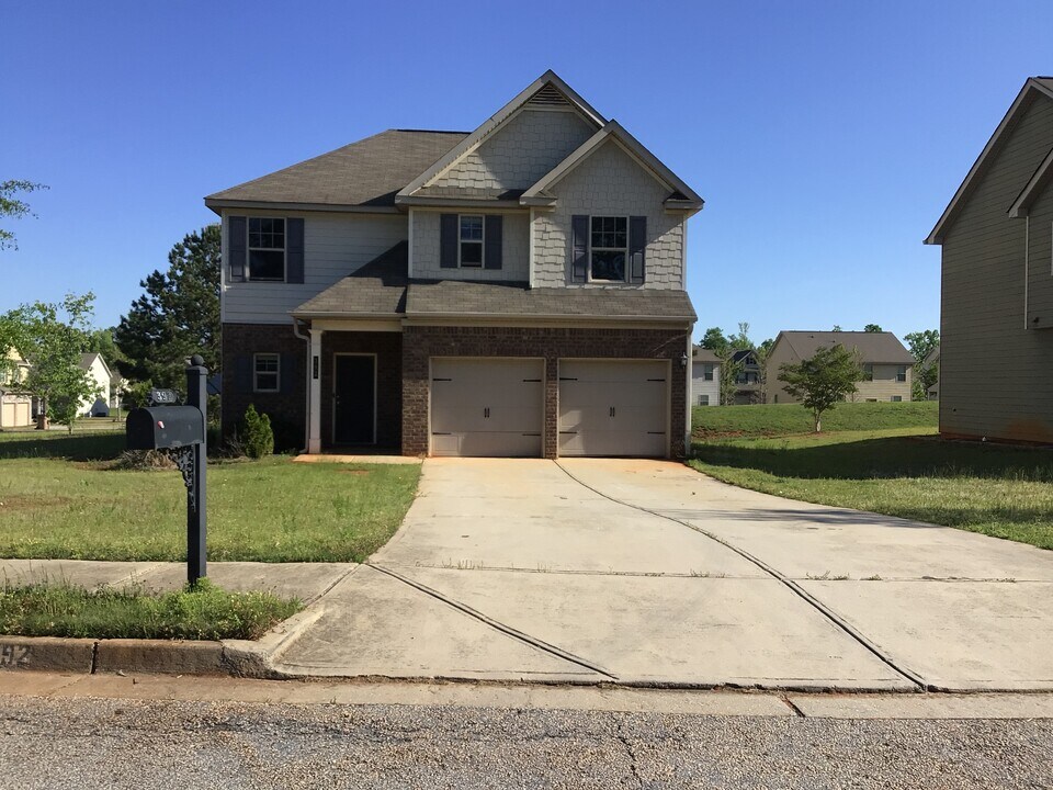 392 Bandelier Cir in Hampton, GA - Building Photo