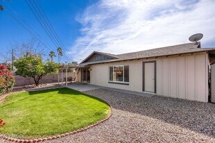 8640 E Wilshire Dr in Scottsdale, AZ - Building Photo