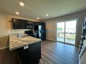 815 Raven Court in Belton, MO - Foto de edificio - Building Photo