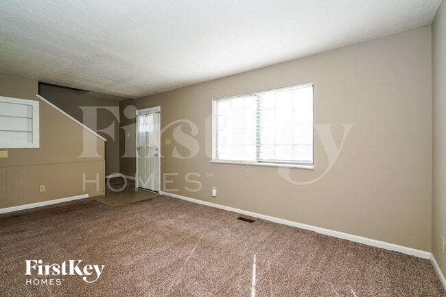 7736 Woods Crossing Ave in Indianapolis, IN - Foto de edificio - Building Photo