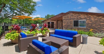 Briarbrook in Wheaton, IL - Foto de edificio - Building Photo