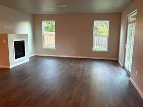 1800 NW Thatcher Rd in Forest Grove, OR - Foto de edificio - Building Photo