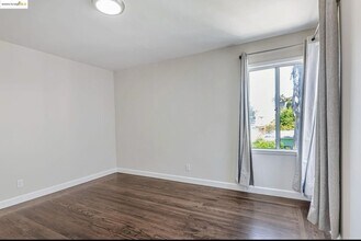 2946 Bona St, Unit 2950 bona in Oakland, CA - Foto de edificio - Building Photo