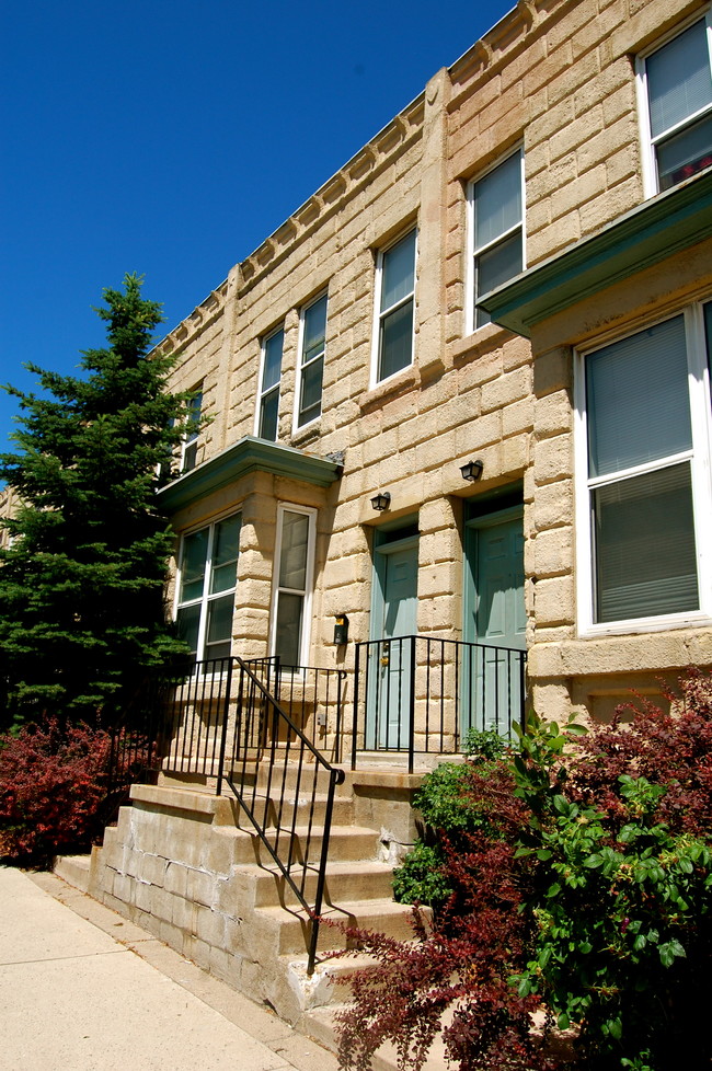 Castle Townhomes in Minneapolis, MN - Building Photo - Building Photo