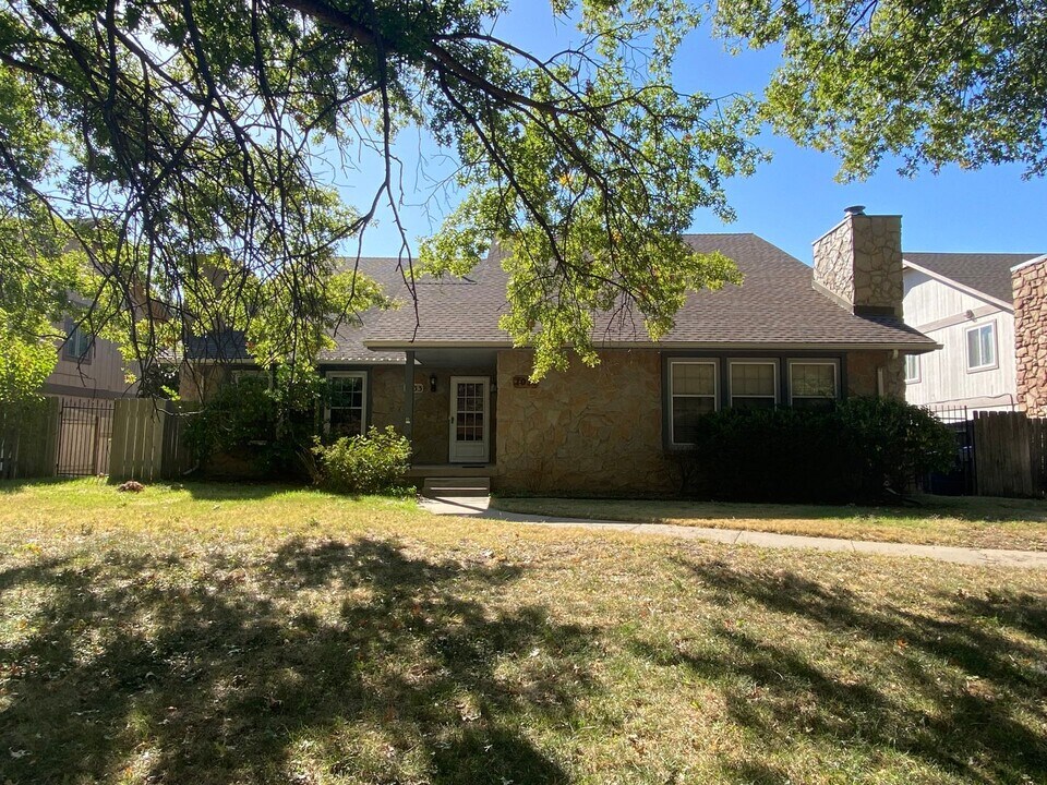 1033 E Redwood Rd in Derby, KS - Building Photo