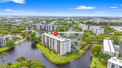 2232 N Cypress Bend Dr in Pompano Beach, FL - Building Photo - Building Photo