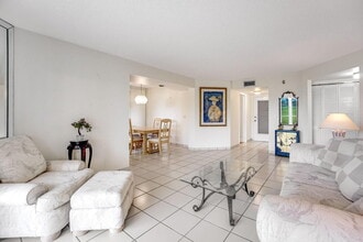 3951 Via Poinciana in Greenacres, FL - Building Photo - Building Photo