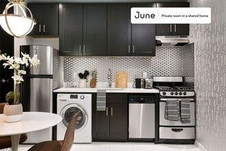 Room in Shared 2 bed/1 bath home in New York, NY - Building Photo - Building Photo