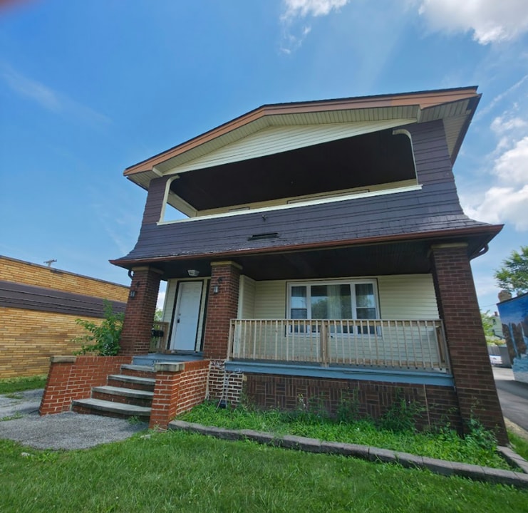 5273 Pearl Rd in Parma, OH - Foto de edificio