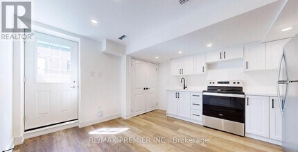 208 McRoberts Ave in Toronto, ON - Building Photo - Building Photo