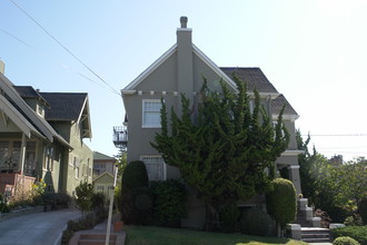 386 Staten Ave in Oakland, CA - Foto de edificio - Building Photo