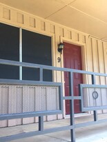 Holiday Apartments in Paris, TX - Building Photo