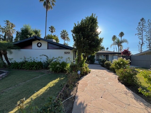 6201 Corbin Ave in Tarzana, CA - Building Photo