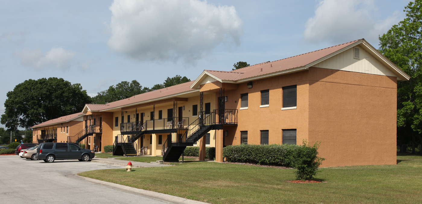 Baker Manor in Macclenny, FL - Building Photo