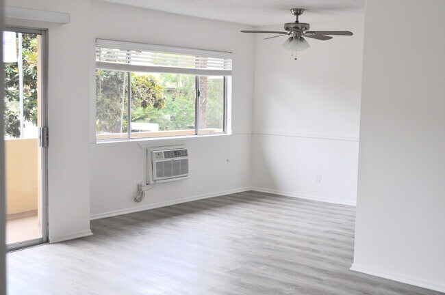 11815 Mayfield Ave in Los Angeles, CA - Foto de edificio - Building Photo