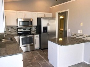 708 S Red Oaks Cir in Wichita, KS - Building Photo - Building Photo