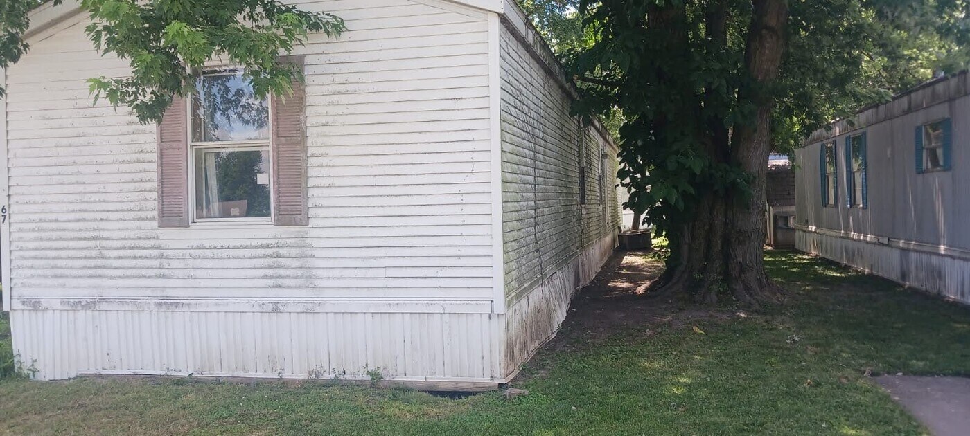 200 N Pine St in Pana, IL - Building Photo