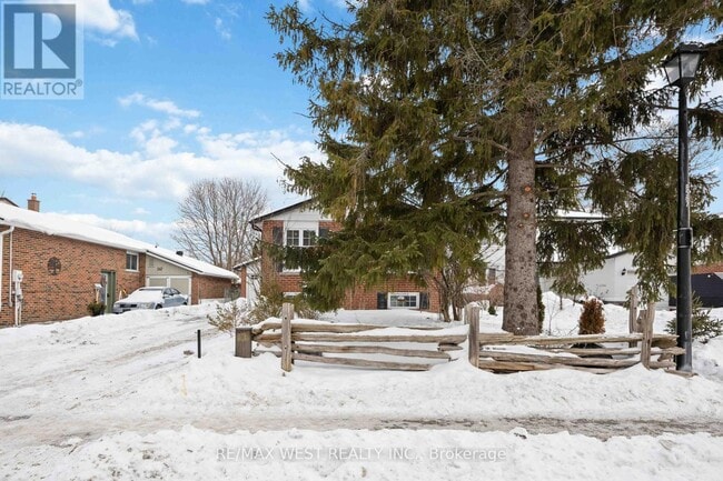 249 Hodgson Dr in Newmarket, ON - Building Photo - Building Photo