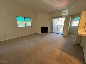 2220 Pinetop Ln in Las Vegas, NV - Building Photo - Building Photo