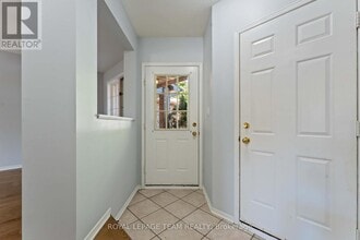 18 Ravenscroft Ct in Ottawa, ON - Building Photo - Building Photo