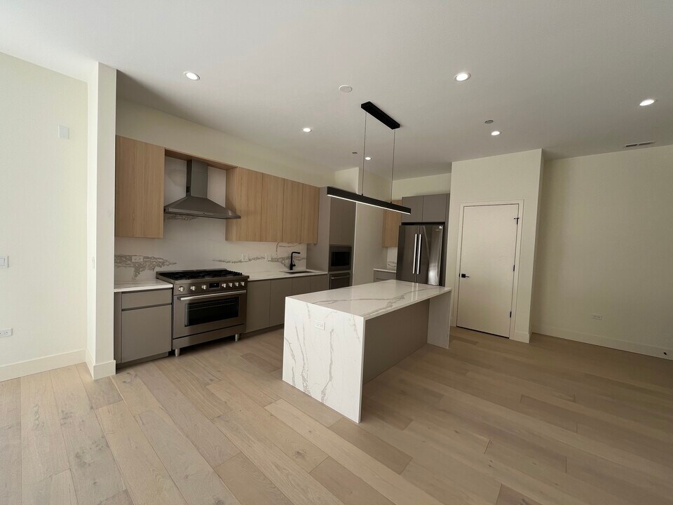 151 W Ohio St, Unit 501 Penthouse in Chicago, IL - Foto de edificio