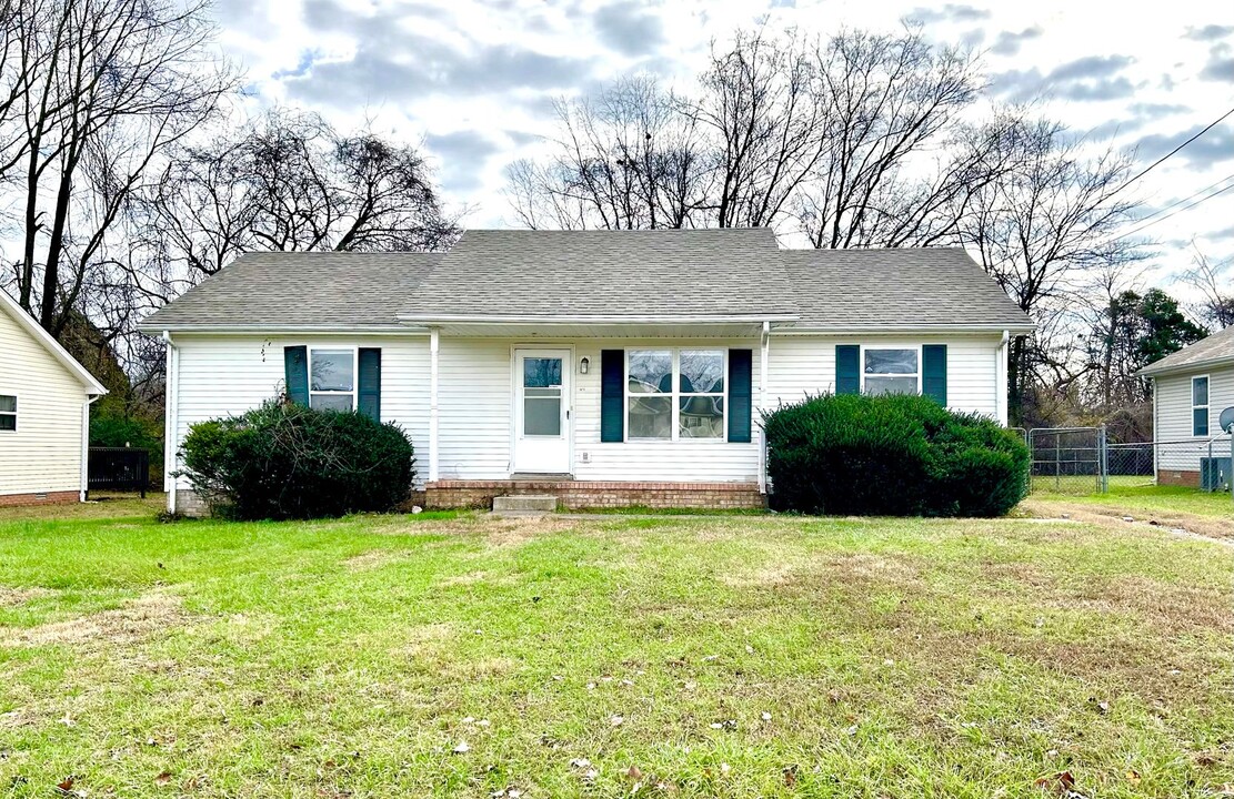 1820 Harbor Dr in Oak Grove, KY - Foto de edificio