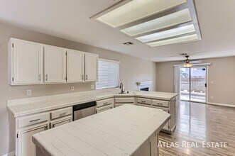 8112 Dolphin Landing Dr in Las Vegas, NV - Building Photo - Building Photo