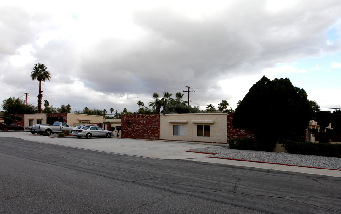 142 S Saturmino Dr in Palm Springs, CA - Building Photo