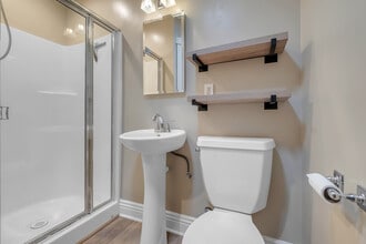 715 Ocean View Ave in Monrovia, CA - Foto de edificio - Building Photo