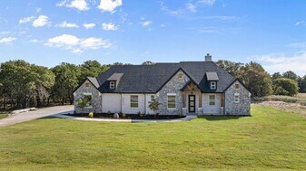 2057 Glenhollow Dr in Weatherford, TX - Building Photo
