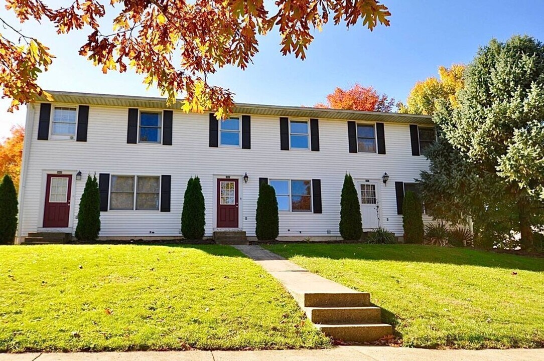 1805 Bayfield Ct in State College, PA - Foto de edificio