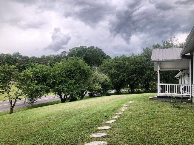 1185 Johnson Rd in Chickamauga, GA - Foto de edificio - Building Photo