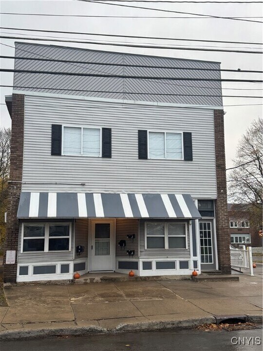 121 E Main St in Frankfort, NY - Building Photo