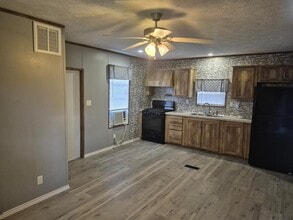 222 Shadow Oaks Dr in Elgin, TX - Building Photo - Building Photo