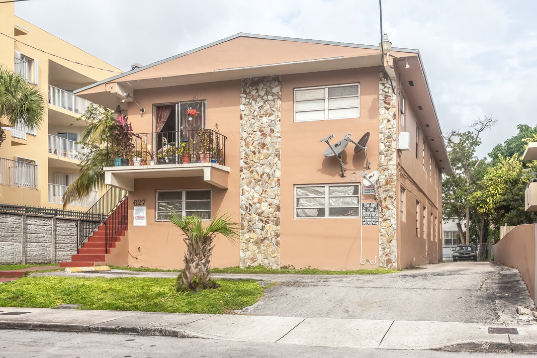 627 SW 3rd St in Miami, FL - Building Photo