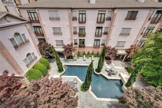 2885 Woodside St, Unit 303 in Dallas, TX - Building Photo - Building Photo