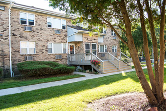 Brookwood at Oakdale 55+ in Oakdale, NY - Building Photo - Building Photo