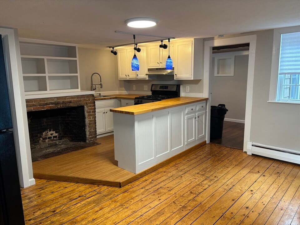 10 Palfrey Ct in Salem, MA - Building Photo