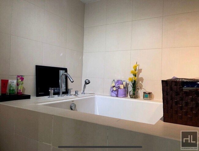 250 S End Ave in New York, NY - Building Photo - Building Photo