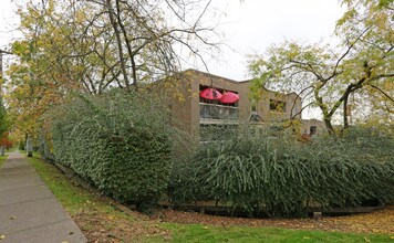 Kinnaird Place in New Westminster, BC - Building Photo - Building Photo