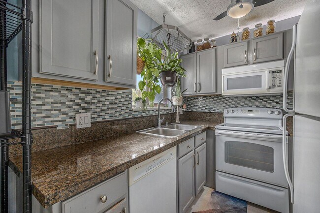 2700 S Holly St in Denver, CO - Building Photo - Building Photo