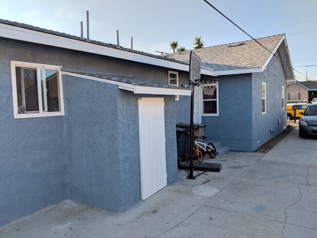 4326 W 105th St in Inglewood, CA - Building Photo - Building Photo