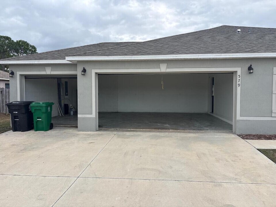 579 NW North Macedo Blvd in Port St. Lucie, FL - Building Photo