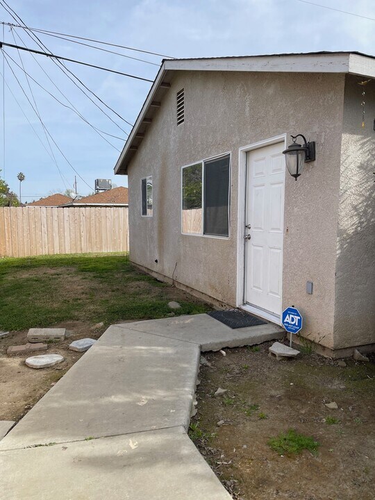 310 E Elm St, Unit B in Hanford, CA - Foto de edificio